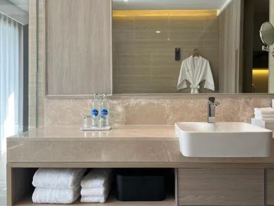 Familiare, camera più grande, 1 King, divano letto — Courtyard by Marriott Phuket Chalong Bay Resort